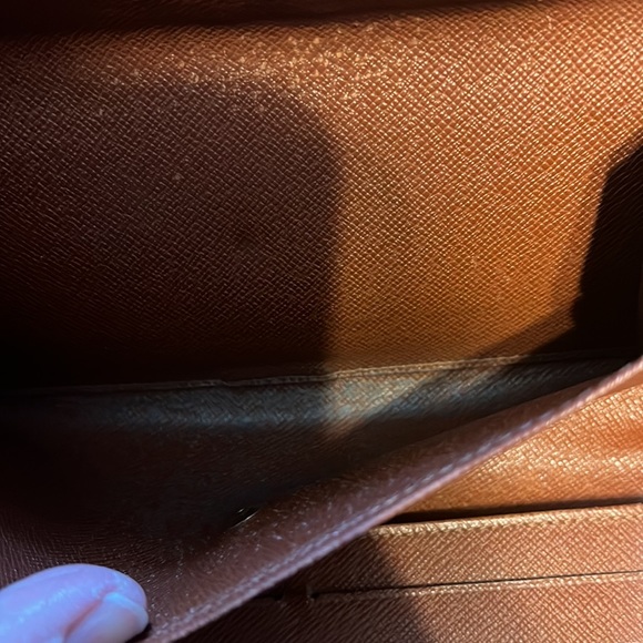 Louis Vuitton - Picture 6 of 9